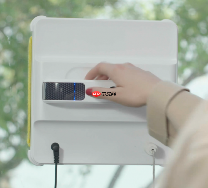 Window Wizard机器人在清洁玻璃的同时可自动在玻璃上移动