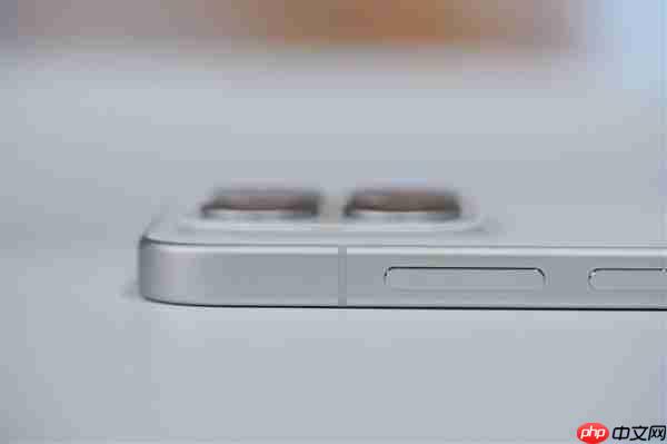 小直屏第一次冲上7000mAh！小米17图赏
