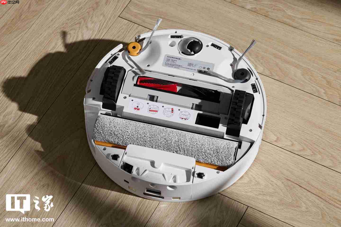 【IT之家实拍】石头首款滚筒活水扫拖机器人：石头 P20 活水版图赏