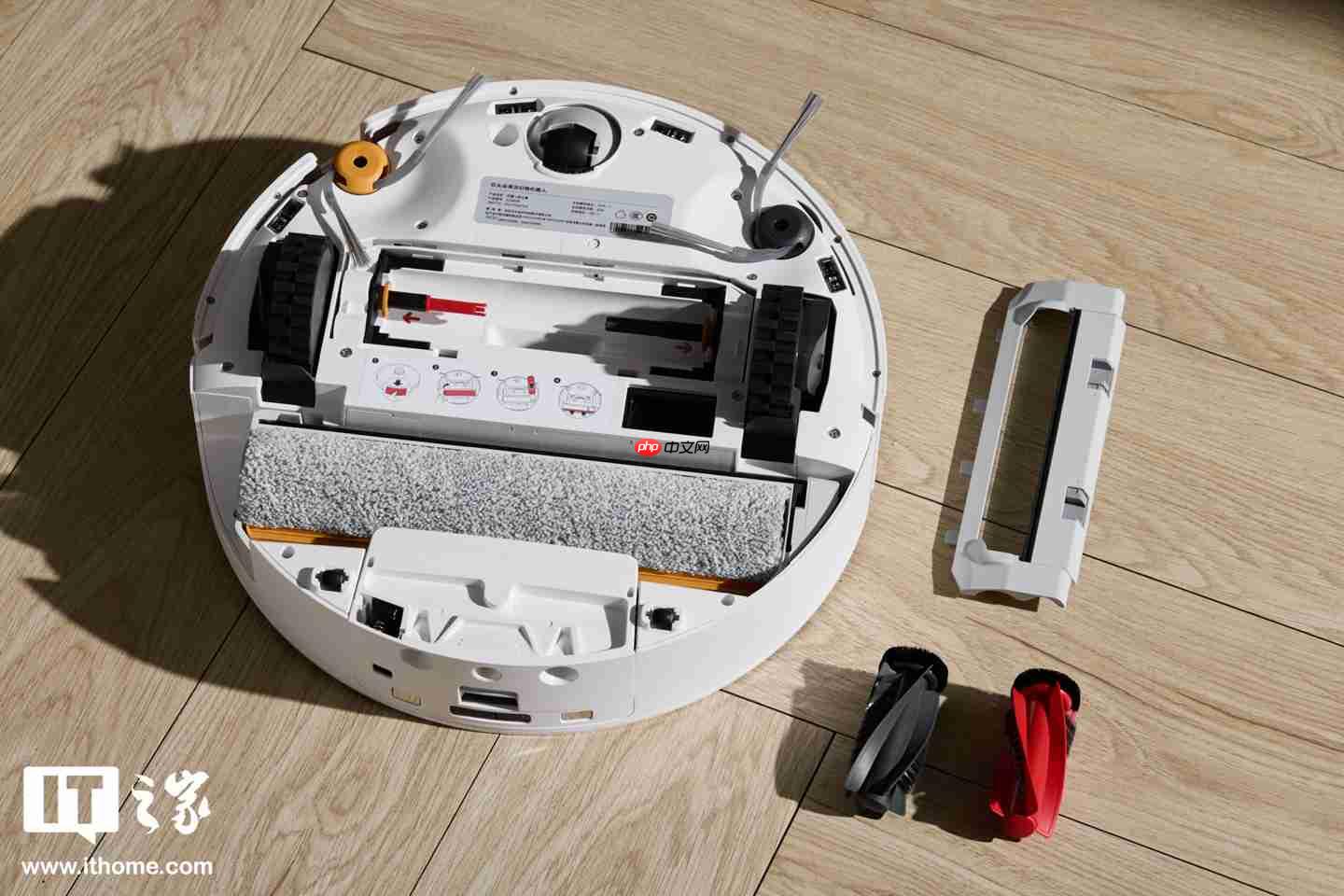 【IT之家实拍】石头首款滚筒活水扫拖机器人：石头 P20 活水版图赏