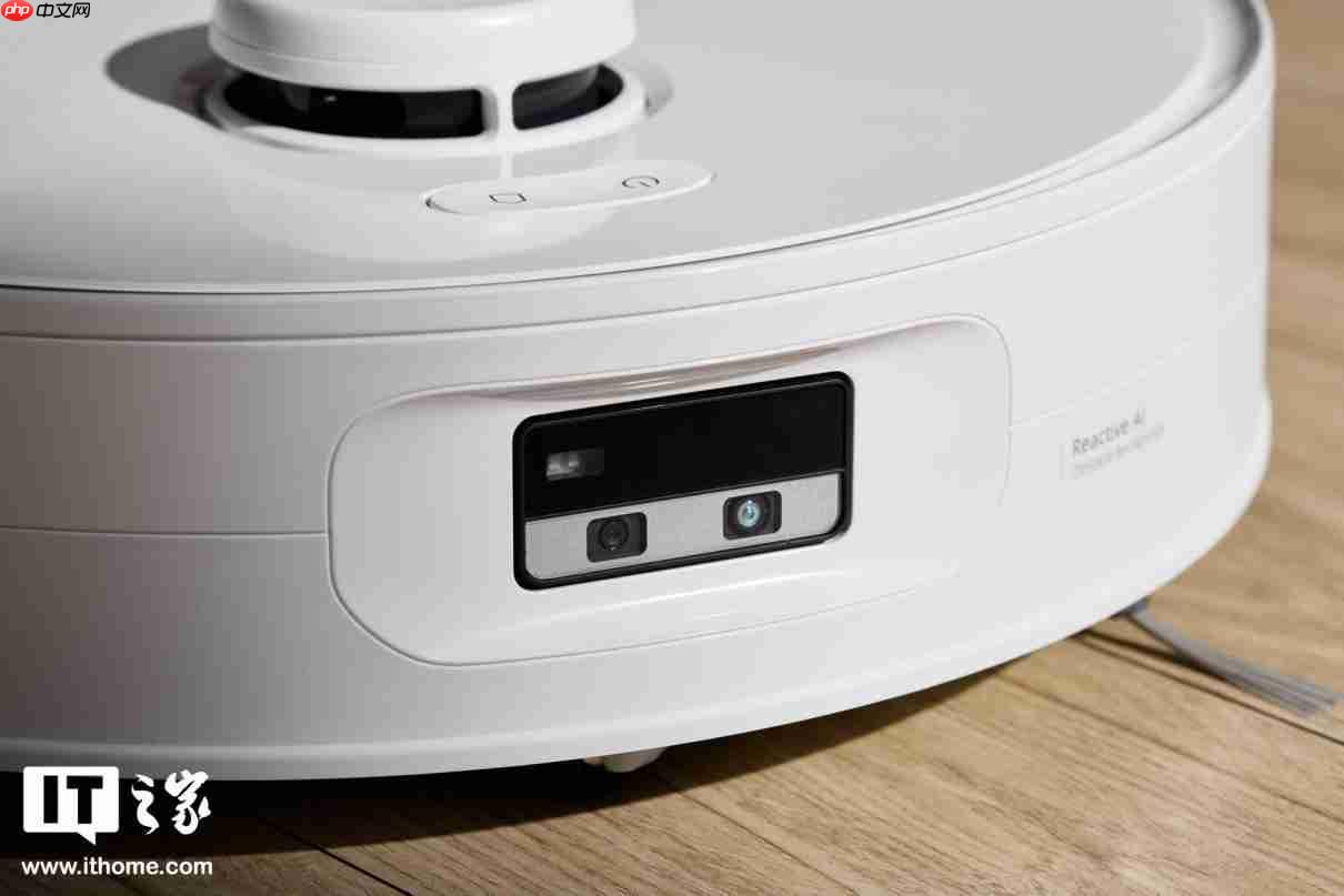 【IT之家实拍】石头首款滚筒活水扫拖机器人：石头 P20 活水版图赏