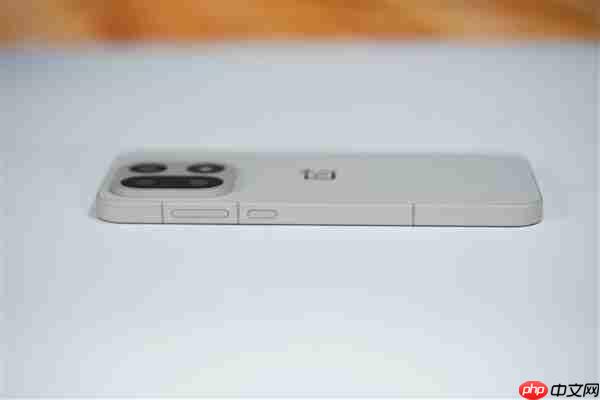 行业第一块165Hz高刷高分屏！一加15图赏