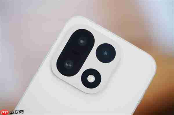 行业第一块165Hz高刷高分屏！一加15图赏