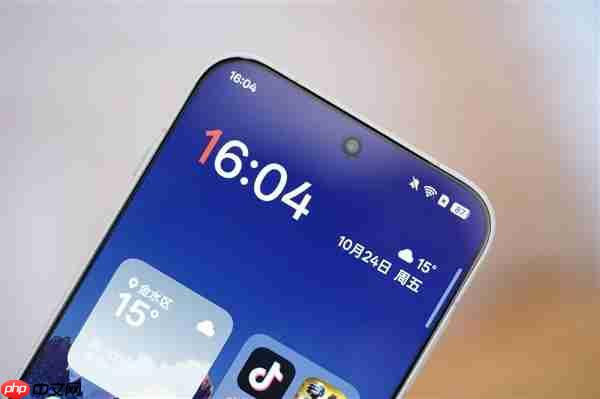 行业第一块165Hz高刷高分屏！一加15图赏