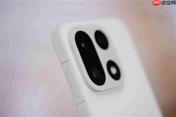 行业第一块165Hz高刷高分屏！一加15图赏