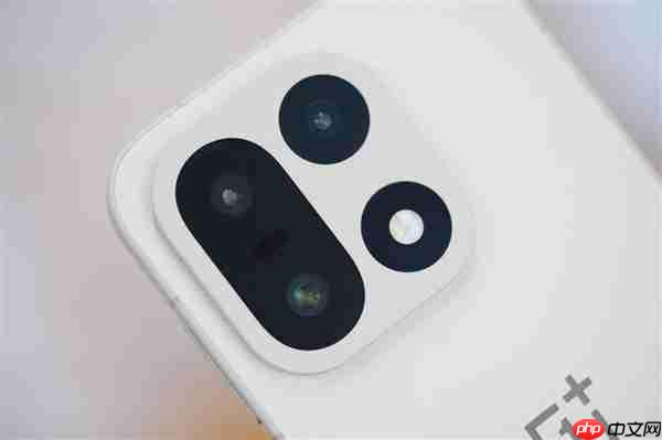 行业第一块165Hz高刷高分屏！一加15图赏