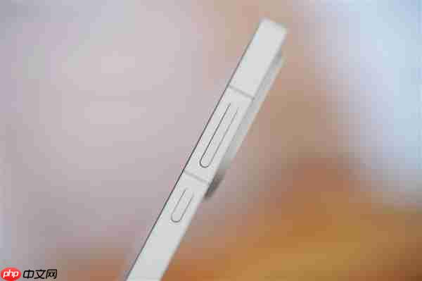 行业第一块165Hz高刷高分屏！一加15图赏