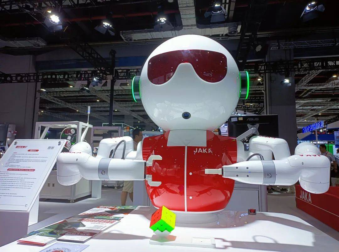 会玩魔方、会拉花……闵行这家企业的机器人还捧回了大奖！