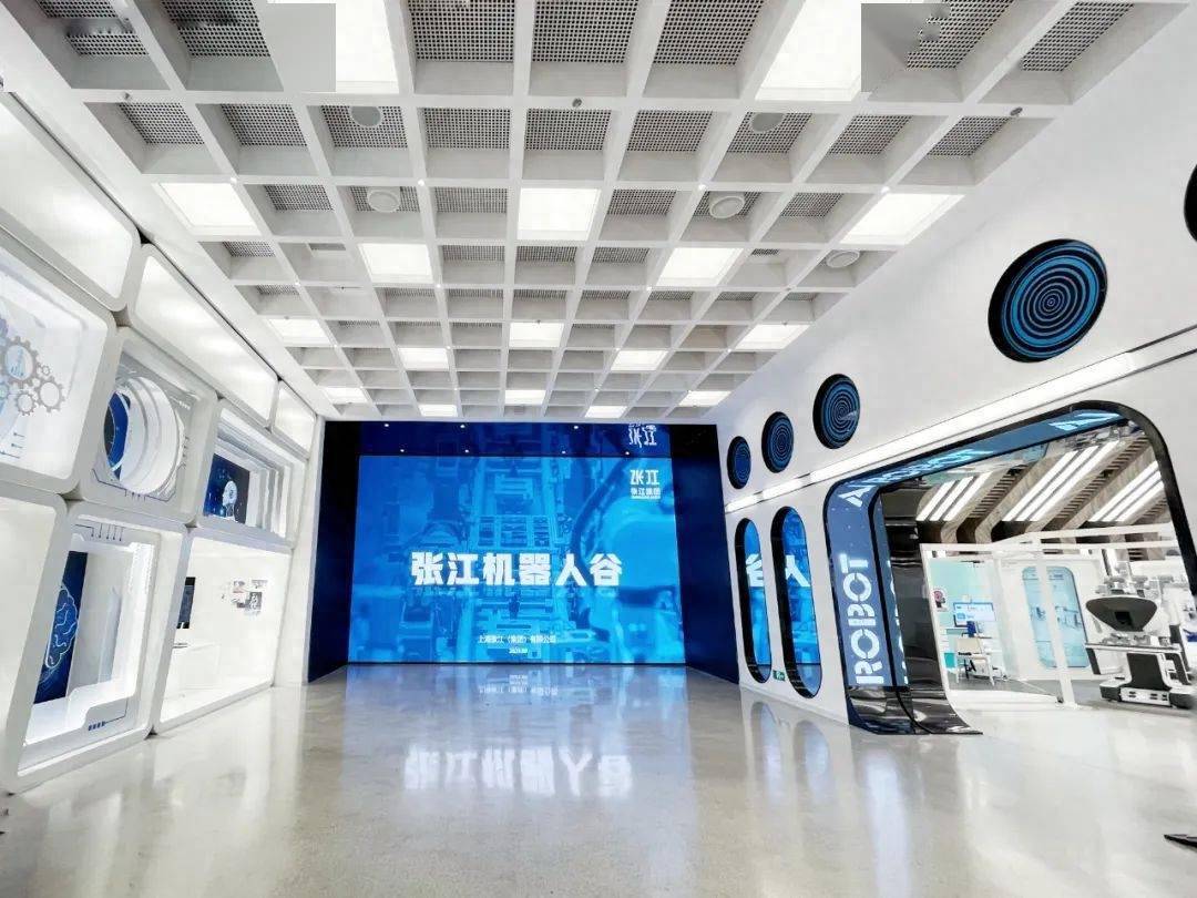 【直击引领区】站得稳、能小跑，还能进工厂“打工”……AI赋能人形机器人“具身智能”发展