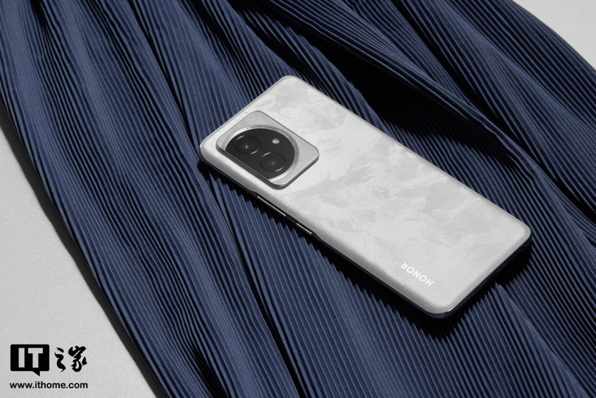 荣耀 200 系列手机有望搭载 1.5K 居中单孔等深微曲屏，50MP“超大底主摄”