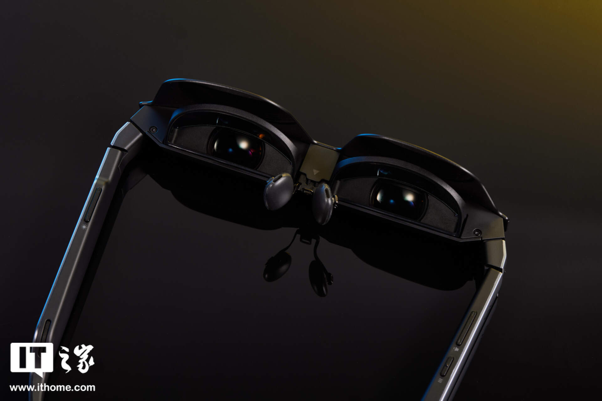 201 英寸巨屏躺着看：雷鸟 Air 2s 智能眼镜图赏