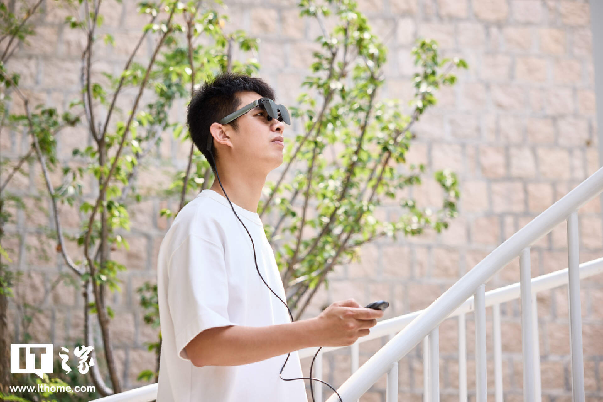 201 英寸巨屏躺着看：雷鸟 Air 2s 智能眼镜图赏