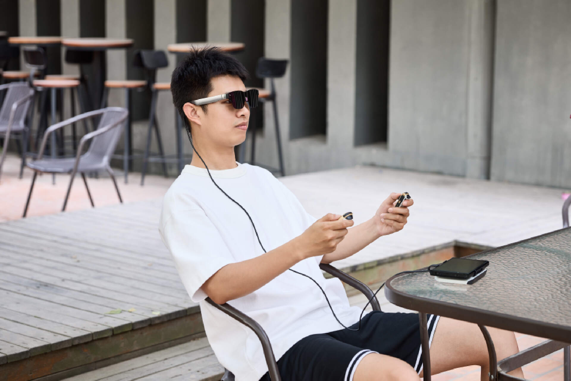 201 英寸巨屏躺着看：雷鸟 Air 2s 智能眼镜图赏