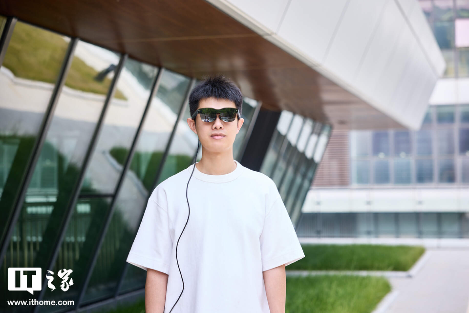 201 英寸巨屏躺着看：雷鸟 Air 2s 智能眼镜图赏