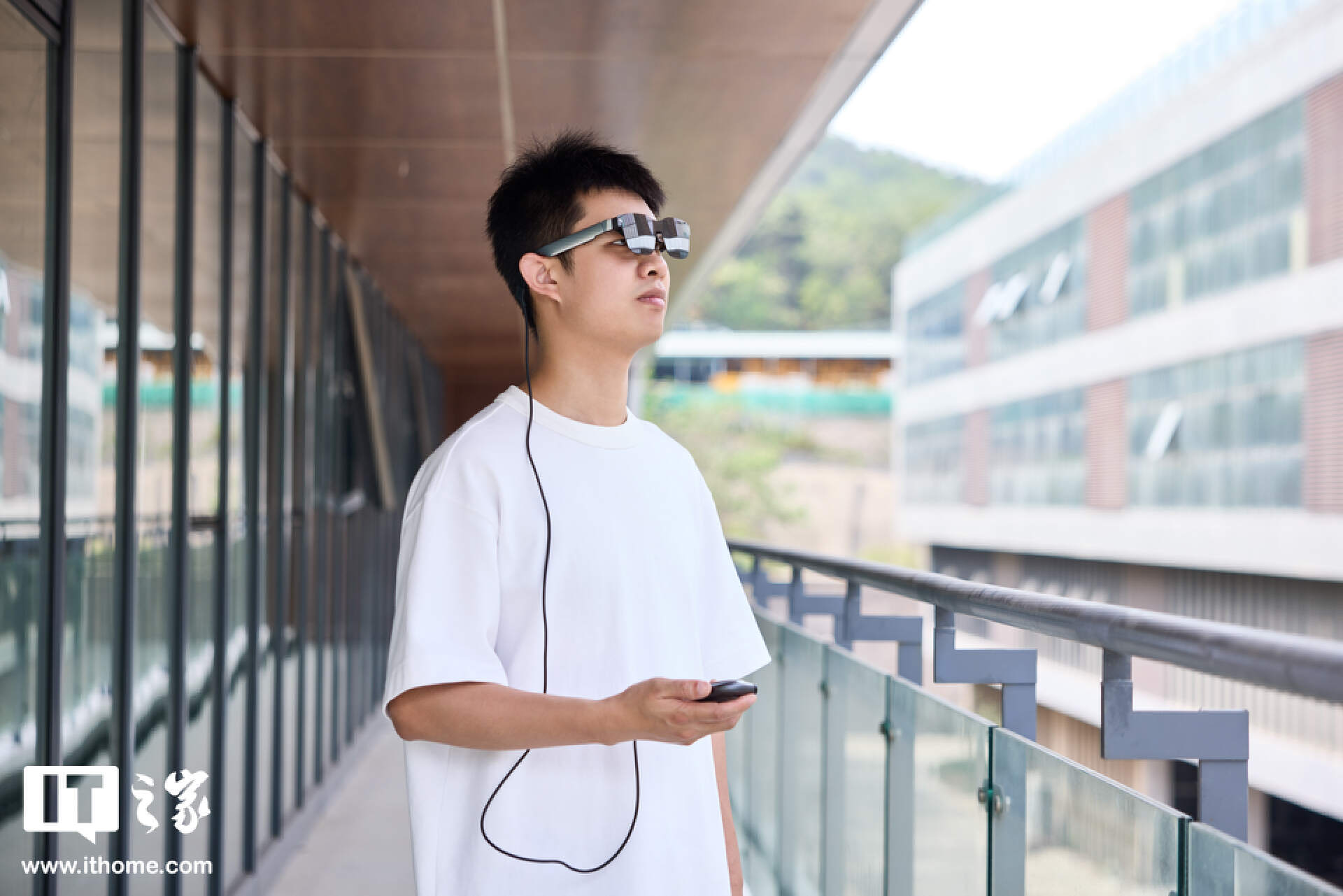 201 英寸巨屏躺着看：雷鸟 Air 2s 智能眼镜图赏