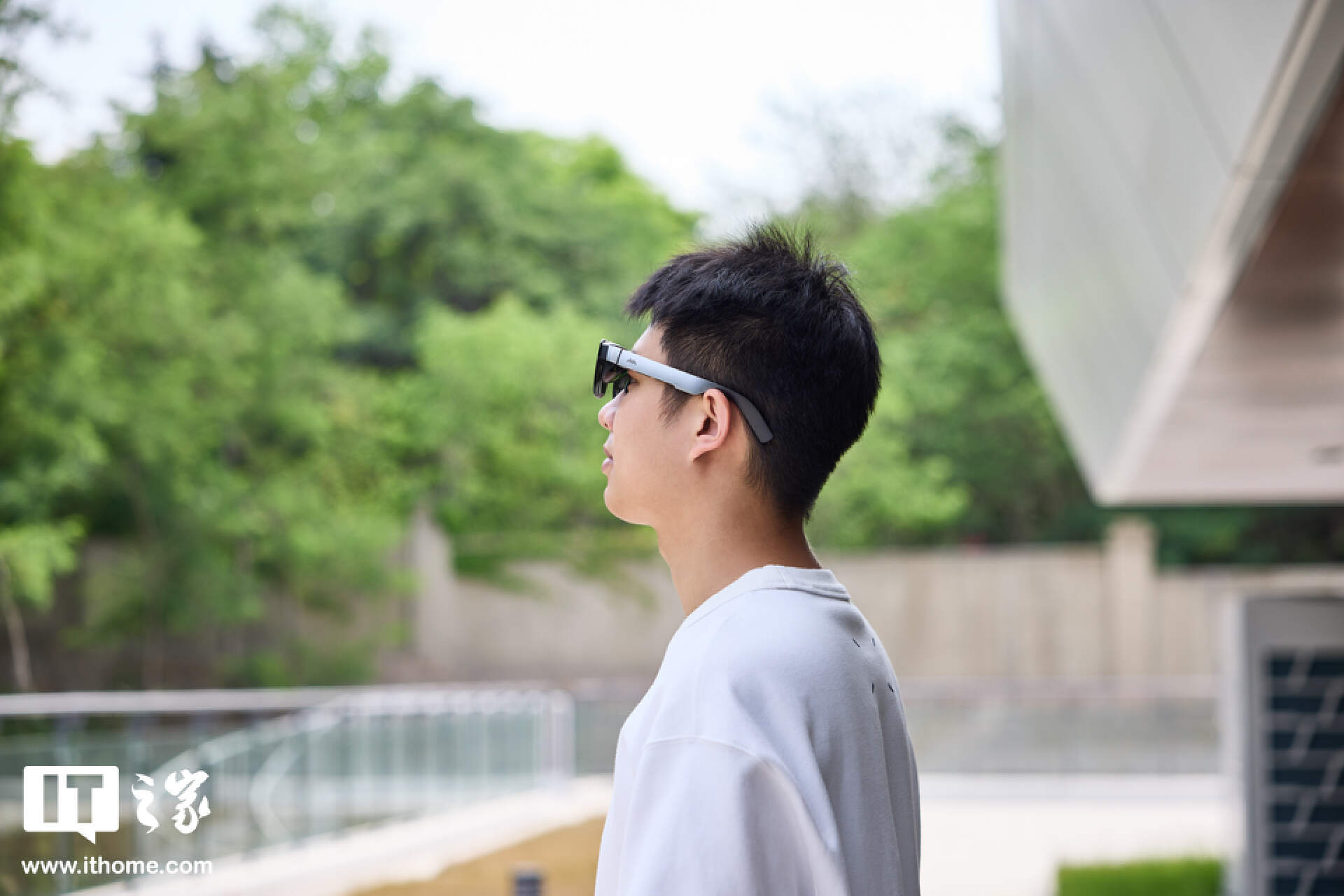 201 英寸巨屏躺着看：雷鸟 Air 2s 智能眼镜图赏