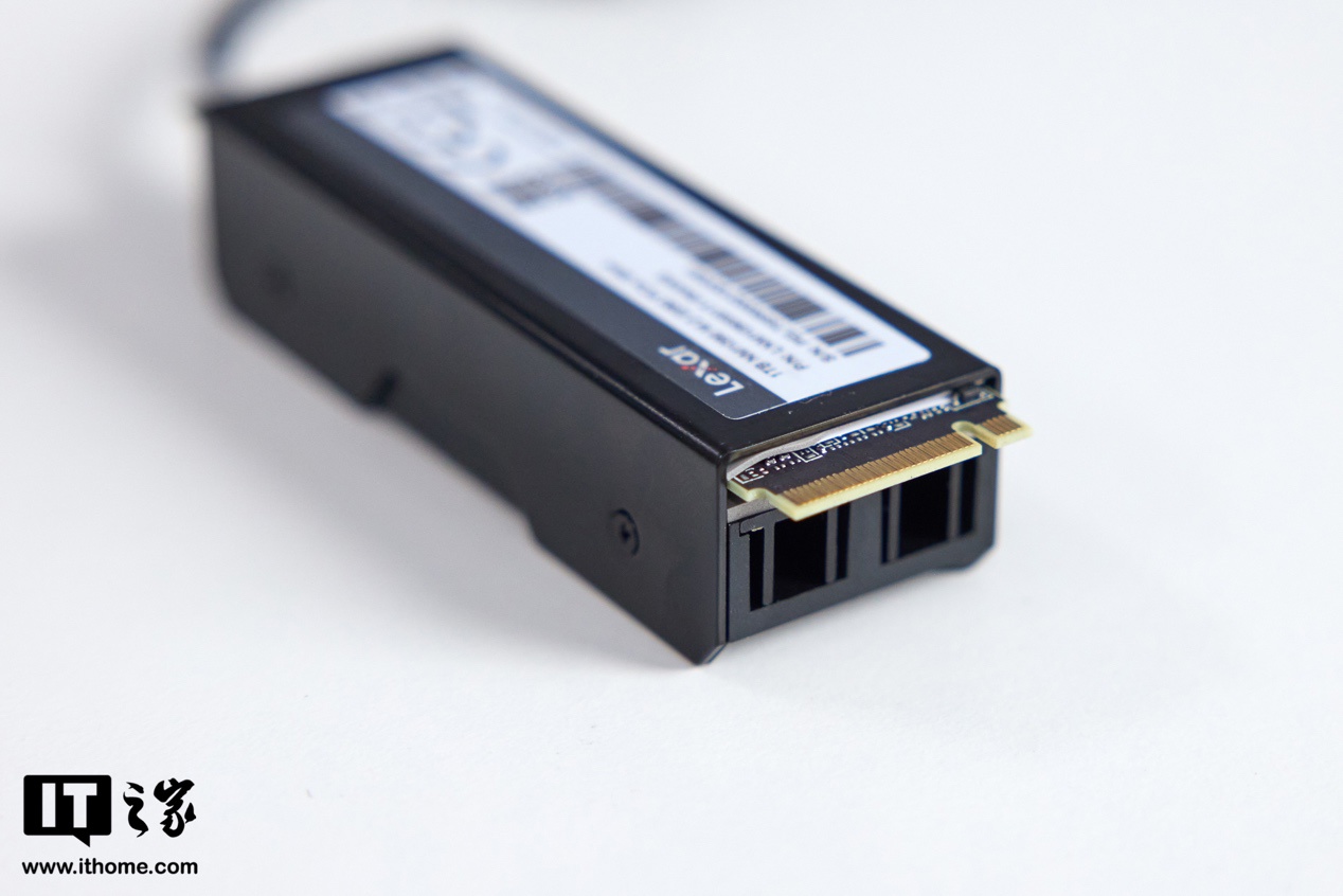 雷克沙 NM1090 PCIe5.0 Gen5x4 NVMe 固态硬盘图赏：全副武装的读写性能怪兽