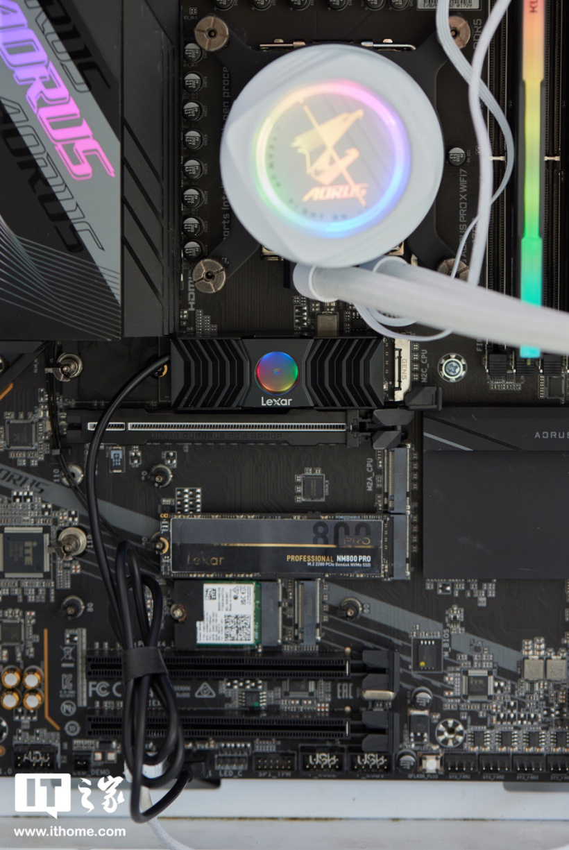 雷克沙 NM1090 PCIe5.0 Gen5x4 NVMe 固态硬盘体验：12000MB/s超高速读取，RGB 散热马甲是绝配