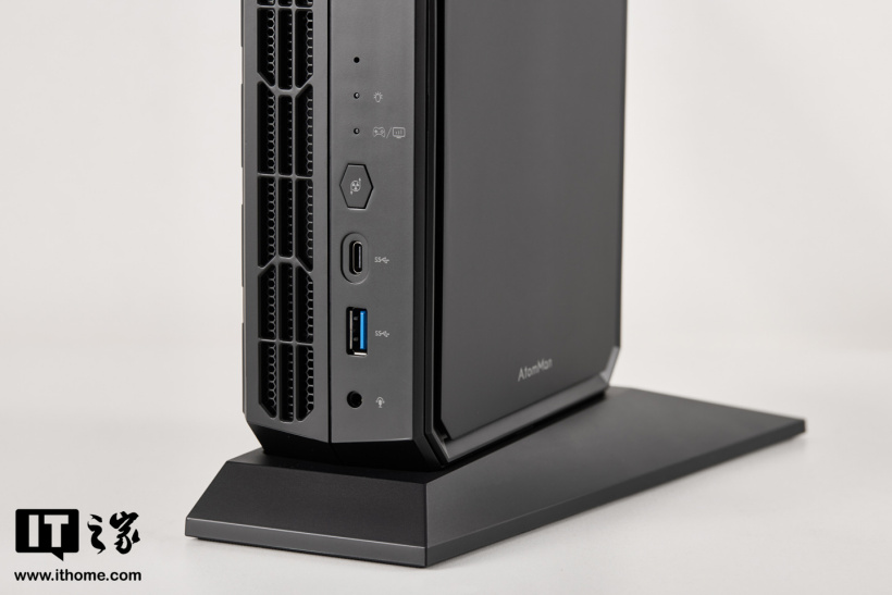 漫画家联名设计，原子侠 G7 Platinum 迷你主机图赏