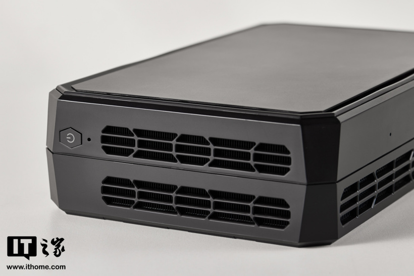 漫画家联名设计，原子侠 G7 Platinum 迷你主机图赏