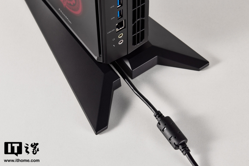 漫画家联名设计，原子侠 G7 Platinum 迷你主机图赏