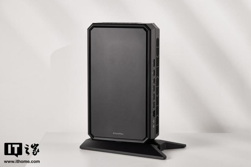 漫画家联名设计，原子侠 G7 Platinum 迷你主机图赏