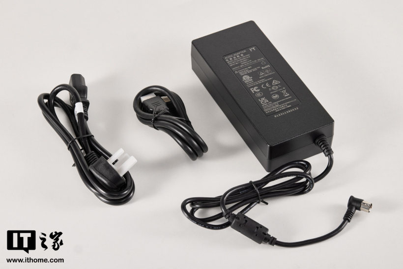 漫画家联名设计，原子侠 G7 Platinum 迷你主机图赏