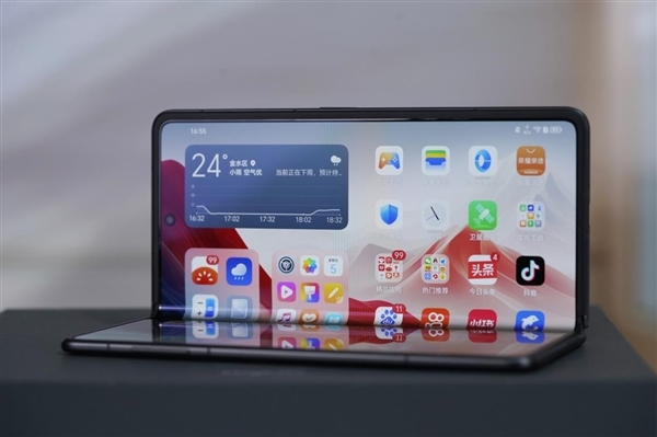 9.2mm全球最薄折叠屏旗舰！国产维信诺供屏荣耀magic v3