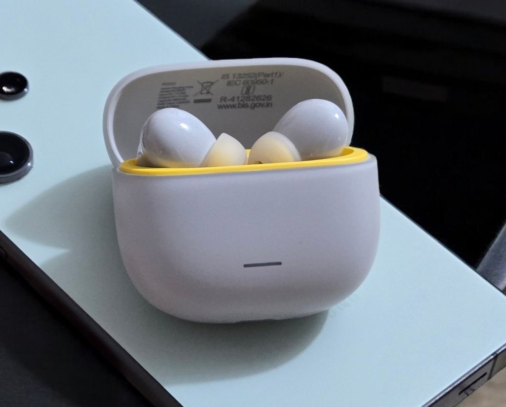 8 月 1 日发布，小米 POCO M6 Plus 5G 手机以及 POCO Buds X1 耳机实物照曝光