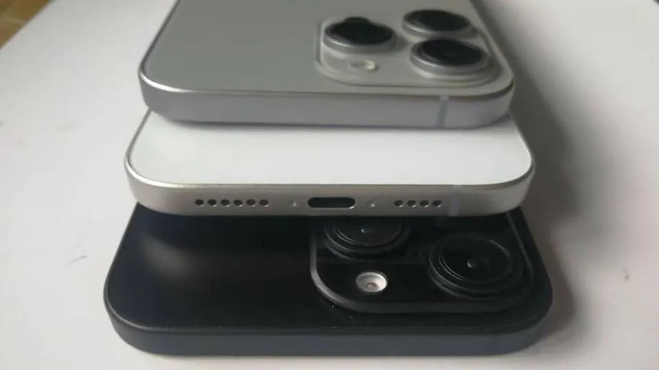 苹果 iPhone 16 Pro 机模曝光：展示 3 种颜色，侧面配拍照按钮