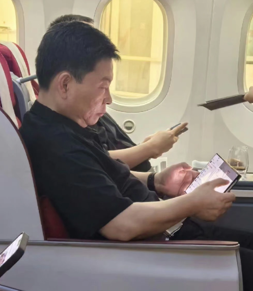 余承东透露华为首款三折叠屏手机 9 月推出