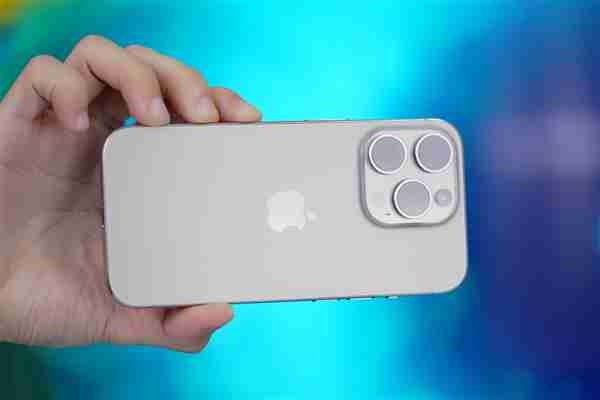 全红婵给妈妈买手机引热议：入手256GB iPhone 15 Pro Max