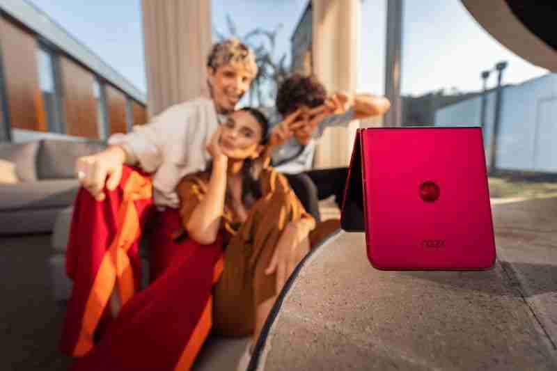 摩托罗拉Razr 50s折叠屏手机首曝，支持HDR10+