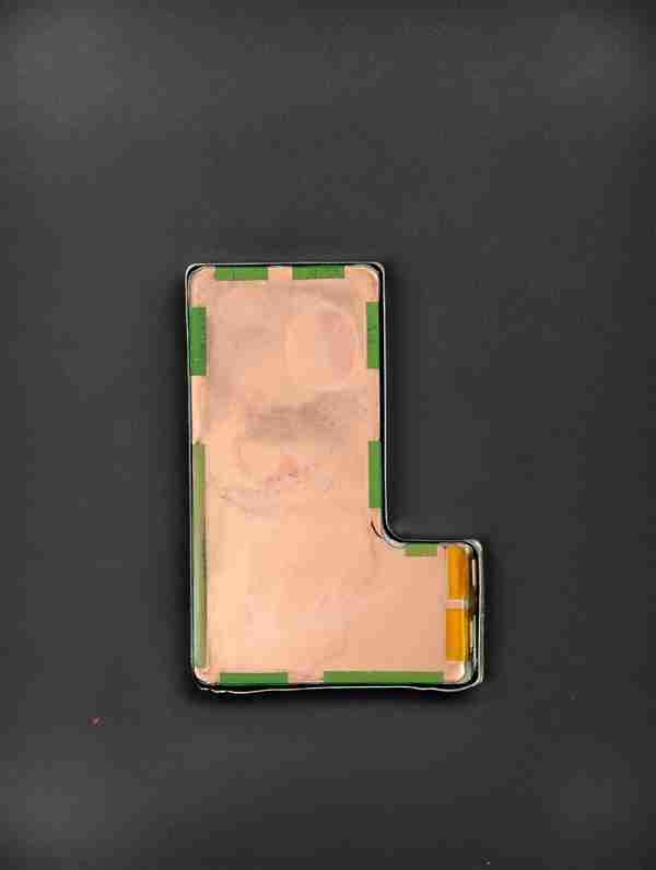 苹果iPhone被远程引爆遭辟谣！iPhone 16 Pro钢壳电池拆解：内部揭秘