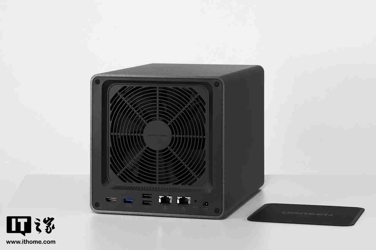 绿联 NAS 私有云 DXP4800 Plus 图赏：沉稳低调，简约大气