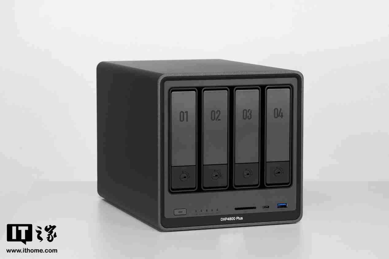 绿联 NAS 私有云 DXP4800 Plus 图赏：沉稳低调，简约大气