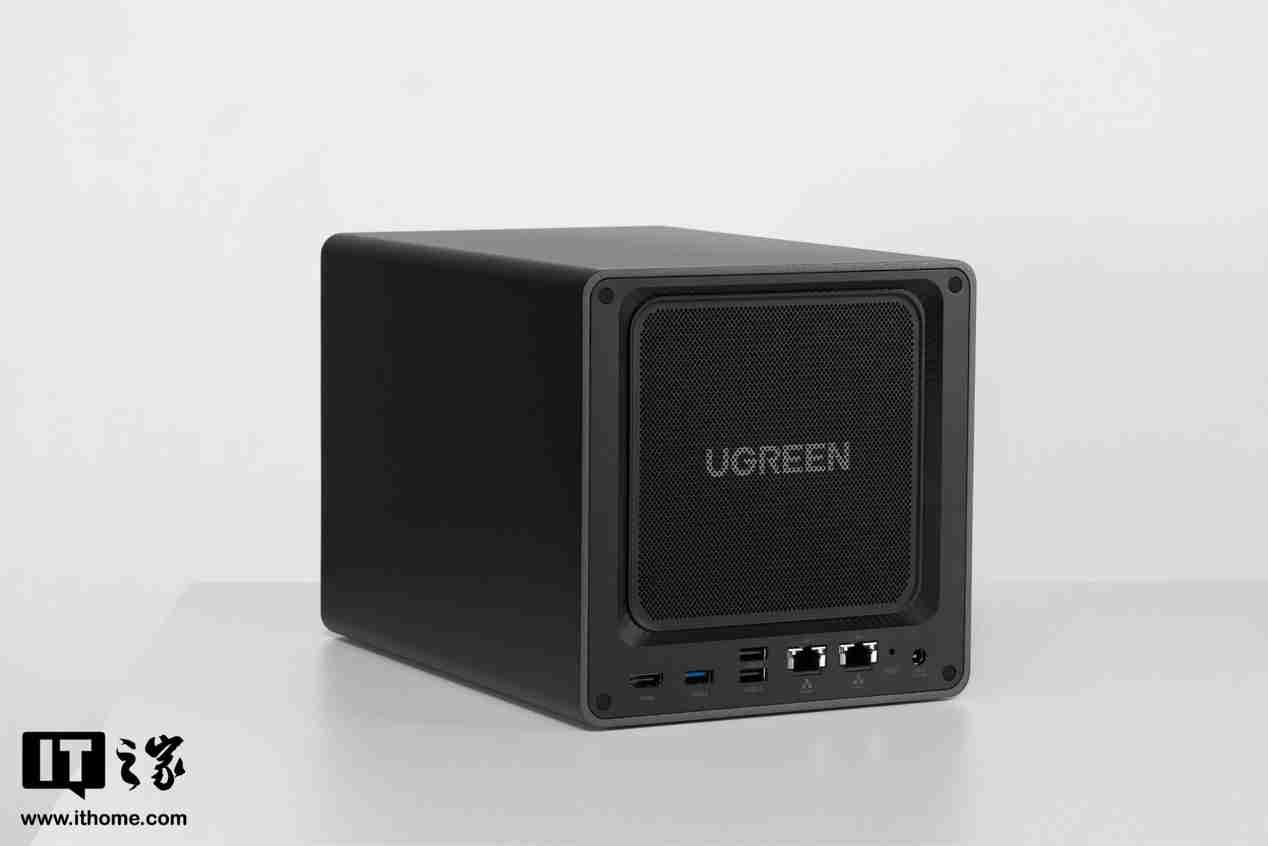 绿联 NAS 私有云 DXP4800 Plus 图赏：沉稳低调，简约大气
