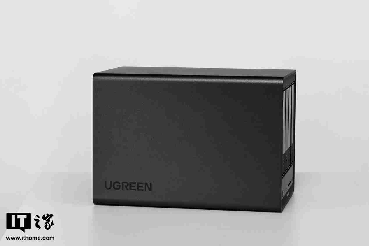 绿联 NAS 私有云 DXP4800 Plus 图赏：沉稳低调，简约大气