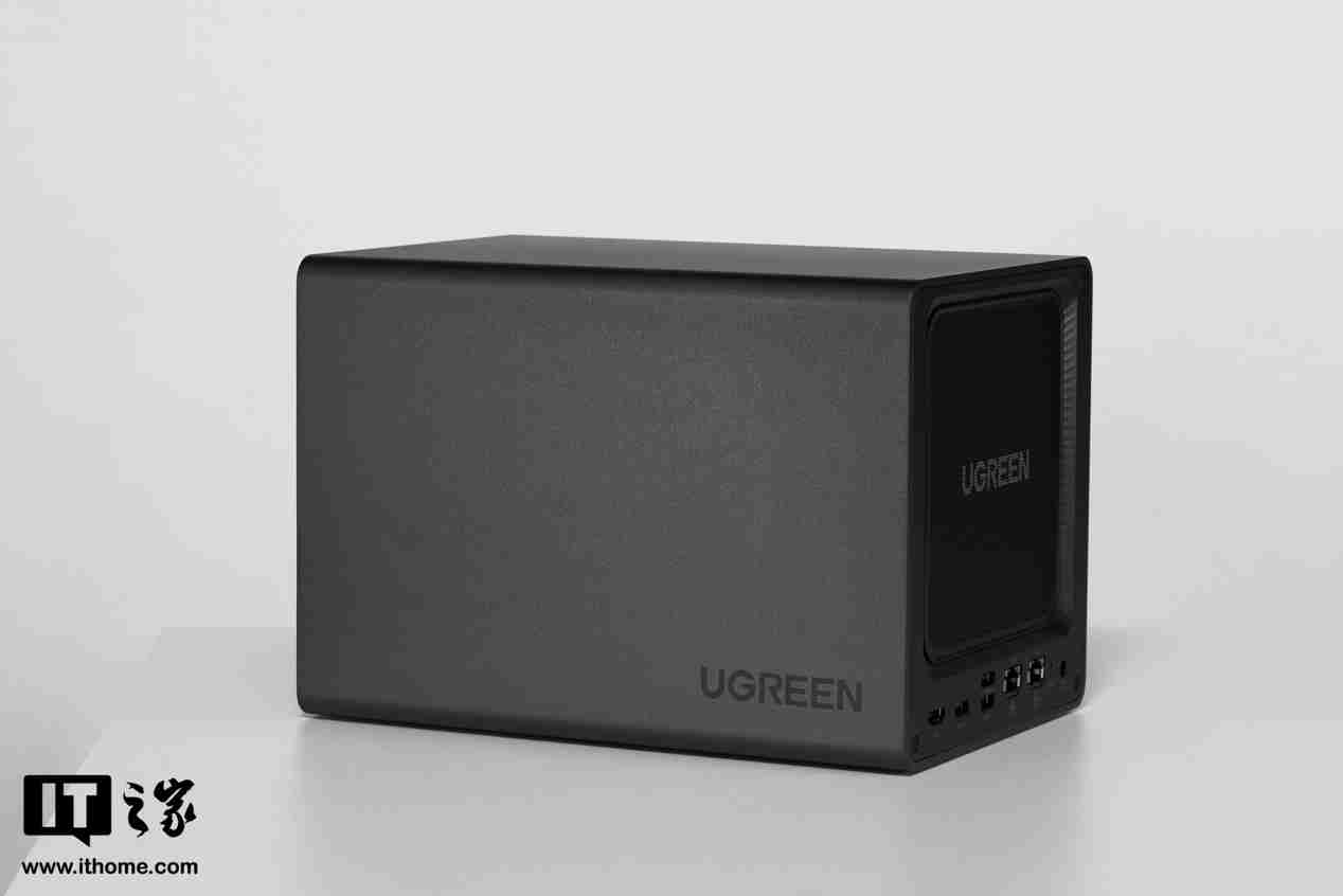 绿联 NAS 私有云 DXP4800 Plus 图赏：沉稳低调，简约大气