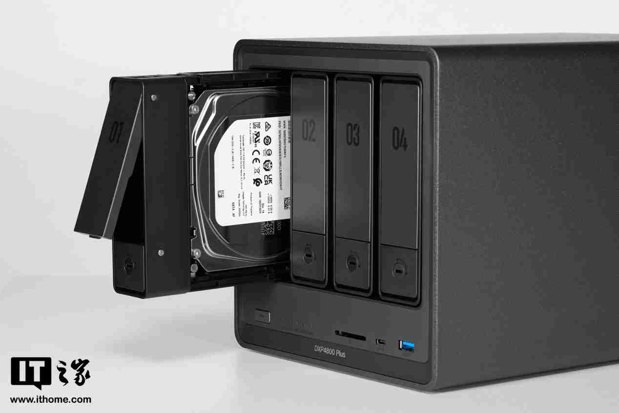 绿联 NAS 私有云 DXP4800 Plus 图赏：沉稳低调，简约大气