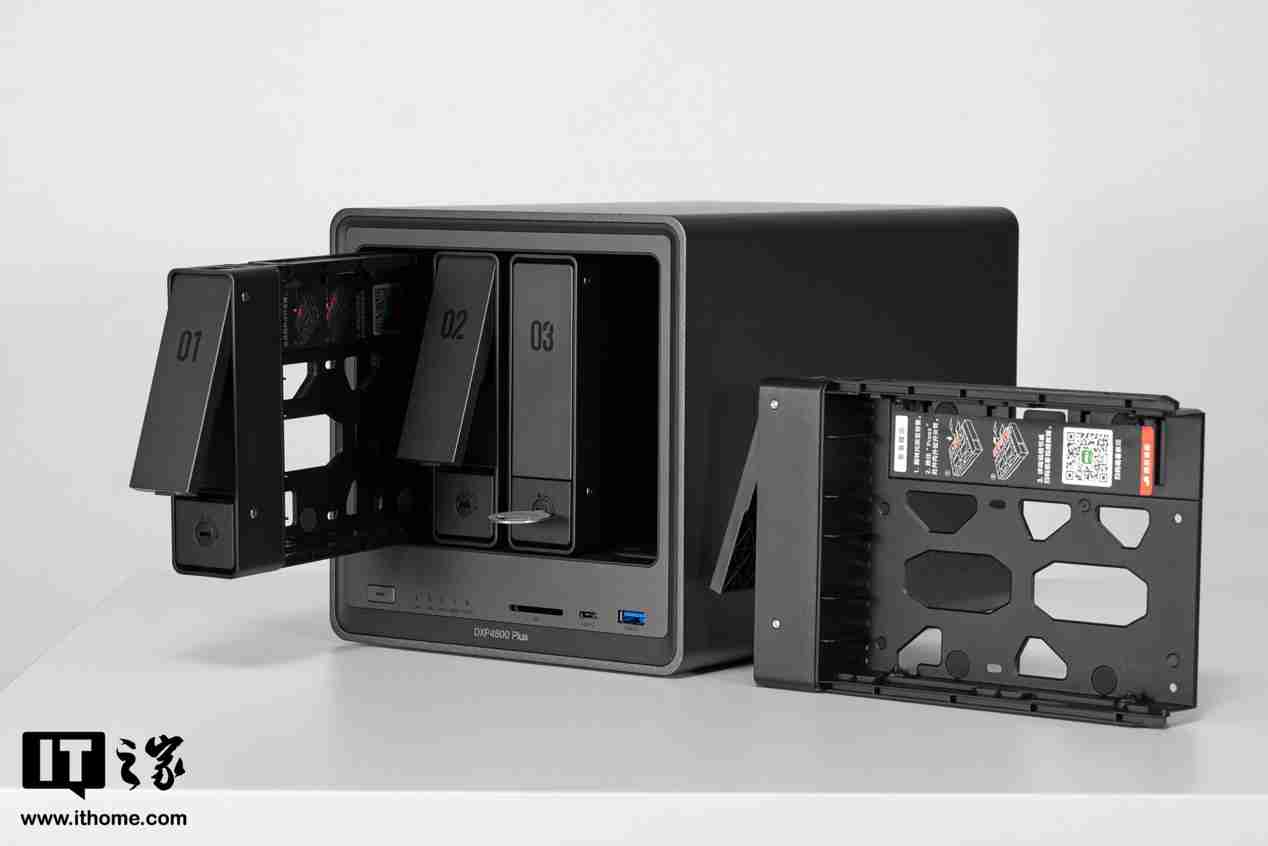 绿联 NAS 私有云 DXP4800 Plus 图赏：沉稳低调，简约大气