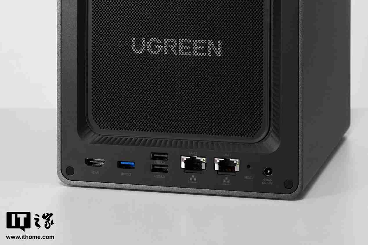 绿联 NAS 私有云 DXP4800 Plus 图赏：沉稳低调，简约大气