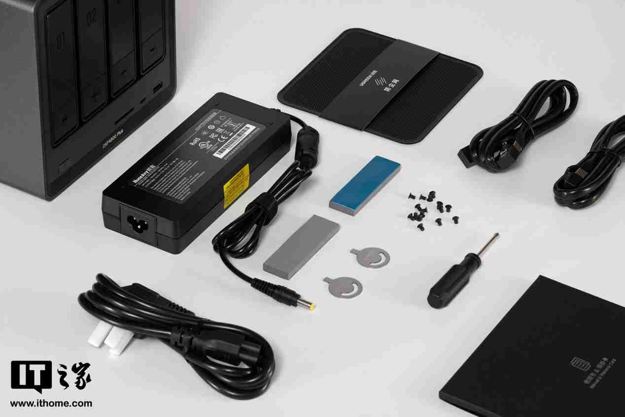 绿联 NAS 私有云 DXP4800 Plus 图赏：沉稳低调，简约大气