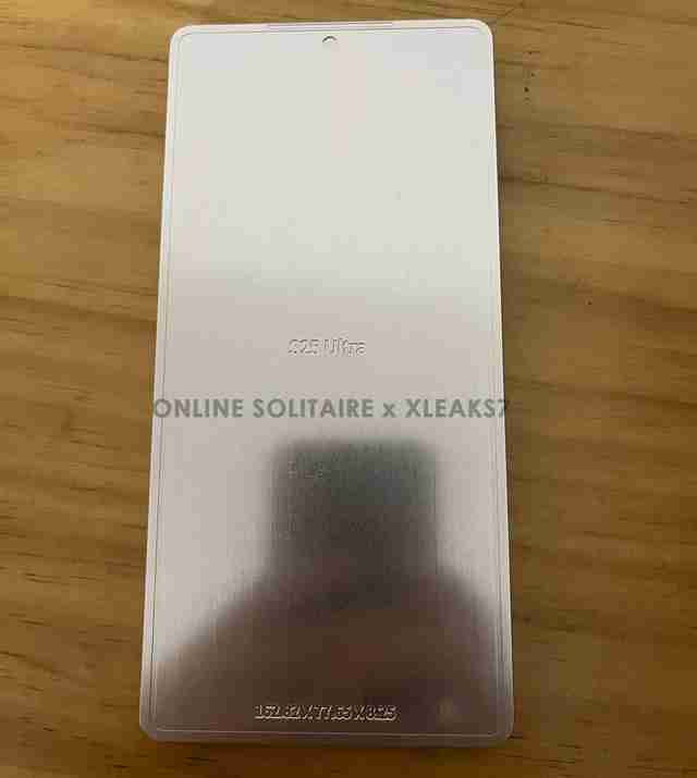 三星机皇Galaxy S25 Ultra手机曝料：设计再突破