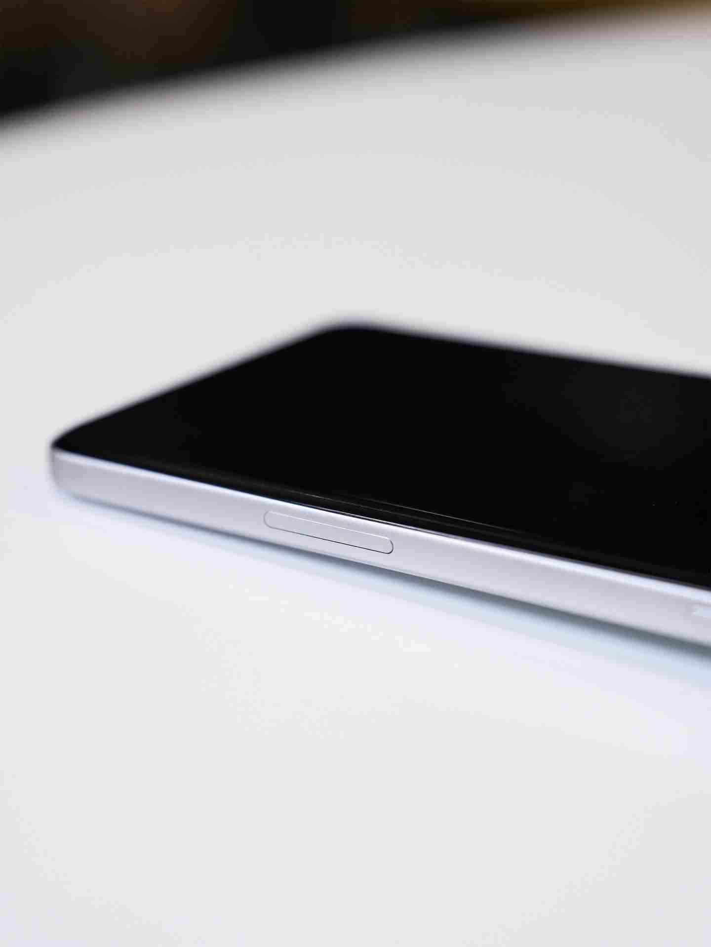 OPPO Find X8 Pro 配备“抓拍快启键”，号称就像音量键一样简单