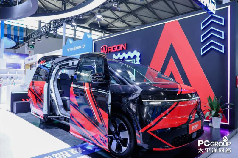 AWE 2025 揭幕日：爱攻电竞显示器重塑豪华 MPV，开启移动电竞新纪元！