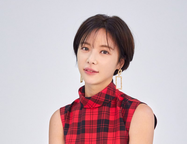 女演员黄荣 - 欧姆（Hwang Jung-eum）从她的前夫结束离婚