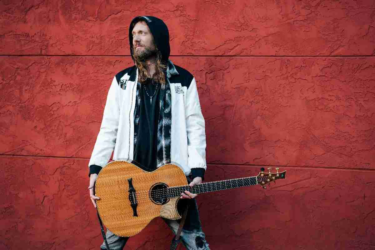 迈克·道斯、Sleep Token 与指弹魔法：一种新的原声演绎