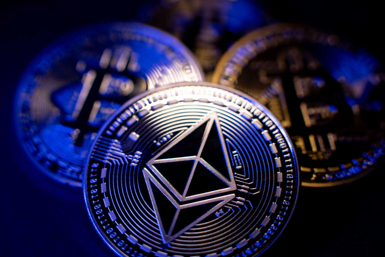 比特币和以太坊有什么区别？2025年主流加密货币投资价值分析