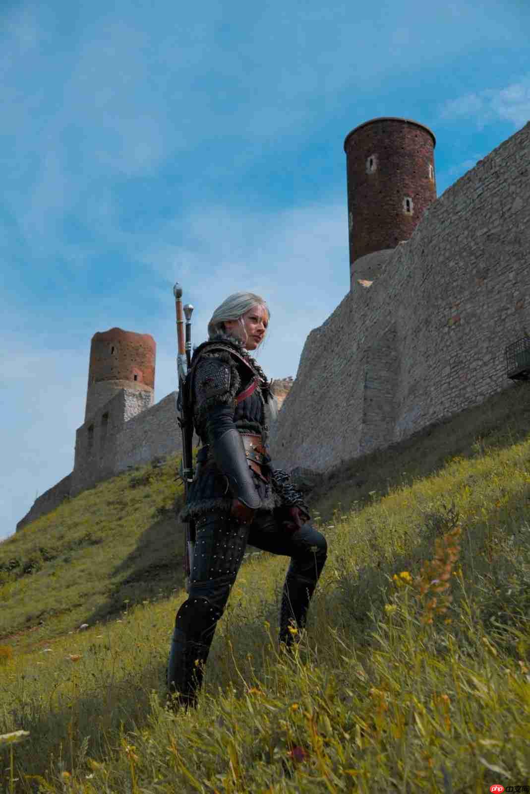 太帅了！ 粉丝用传统工艺自制《巫师4》希里cos服